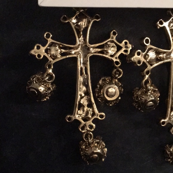 Brand new costume jeweled earrings cross Korea - Picture 6 of 6